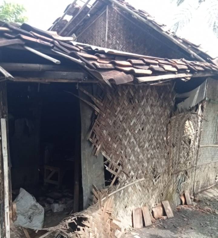 Parah, Rumah Bilik Warga Tempuran Ambruk Belum dapat Perhatian Pemkab Karawang 